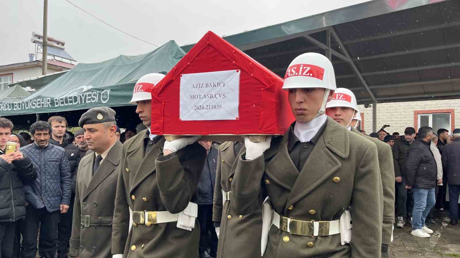 Deniz Astsubay Çavuş Aziz Bakıcı son yolculuğuna uğurlandı
Deniz Astsubay Çavuş Aziz Bakıcı son yolculuğuna uğurlandı