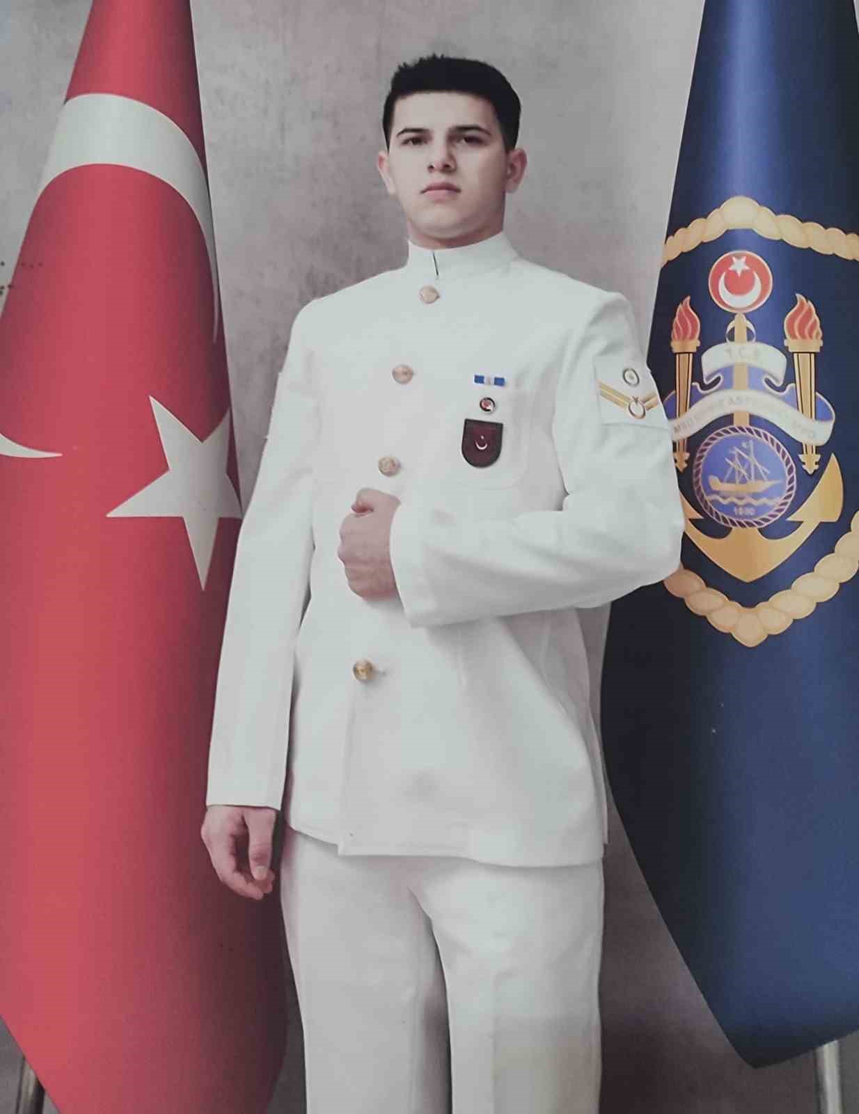 Deniz Astsubay Çavuş Aziz Bakıcı son yolculuğuna uğurlandı
Deniz Astsubay Çavuş Aziz Bakıcı son yolculuğuna uğurlandı