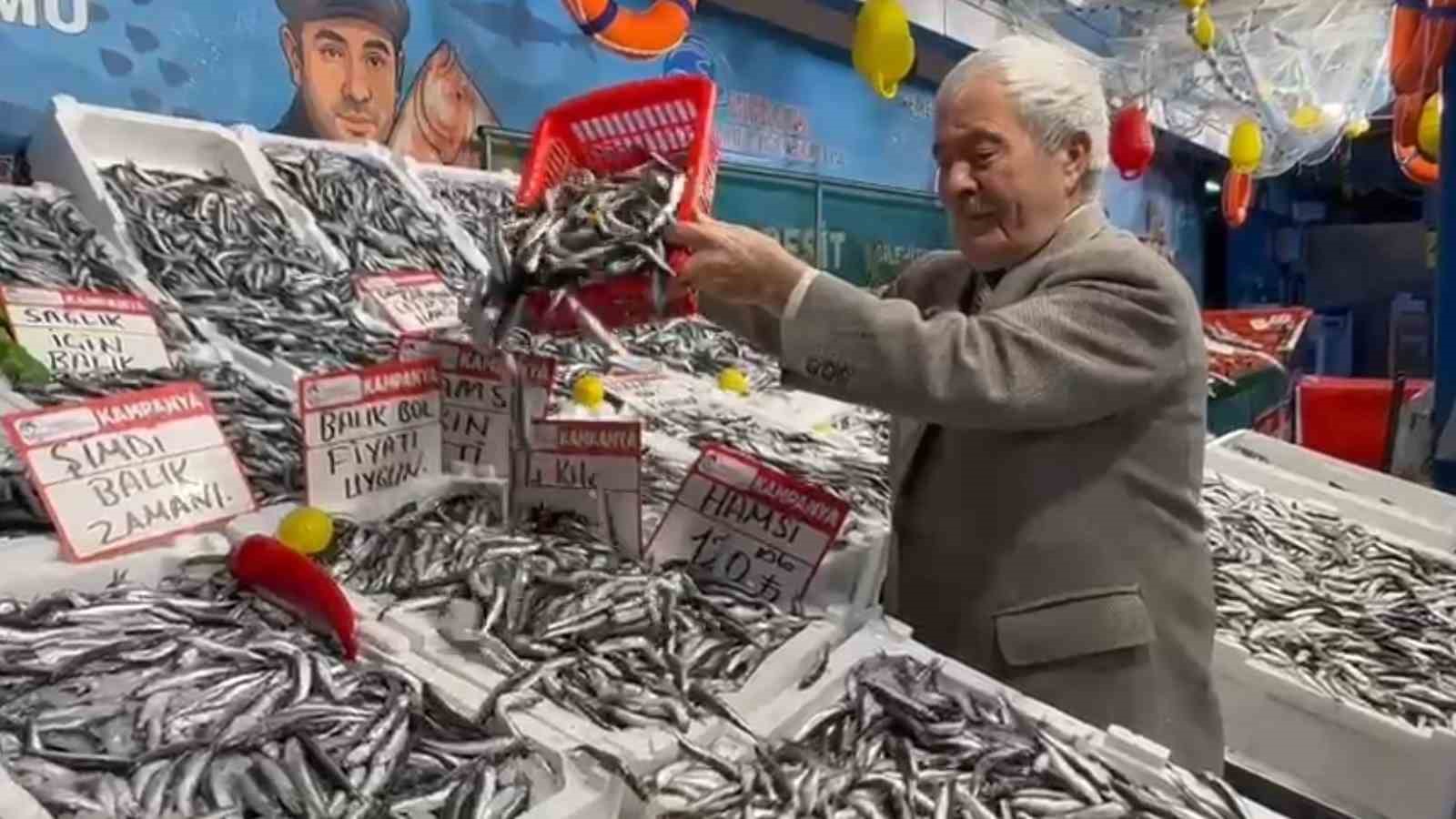 Deniz bereketi tezganlara yansıdı: Hamsi fiyatları dibe indi
Deniz bereketi tezganlara yansıdı: Hamsi fiyatları dibe indi