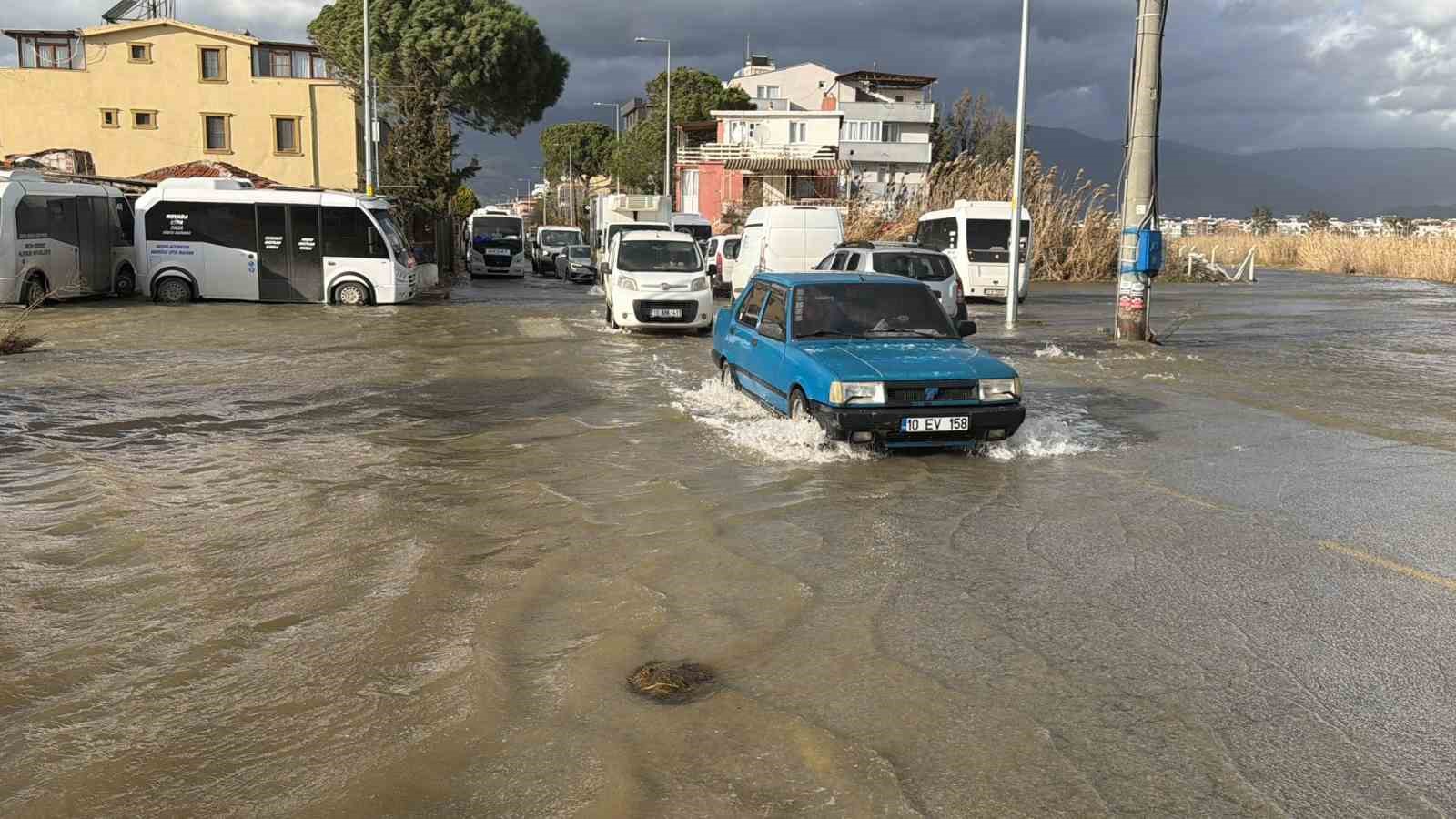 Deniz taştı, caddeler göle döndü
