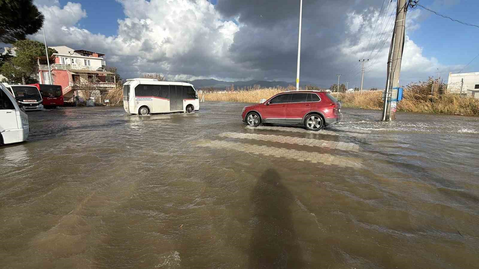 Deniz taştı, caddeler göle döndü
