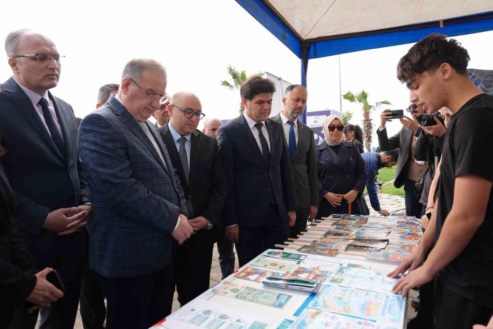 Denizden sahil güvenlik, havadan paramotorlar destek verdi, öğrenciler suyun önemine dikkat çekti
