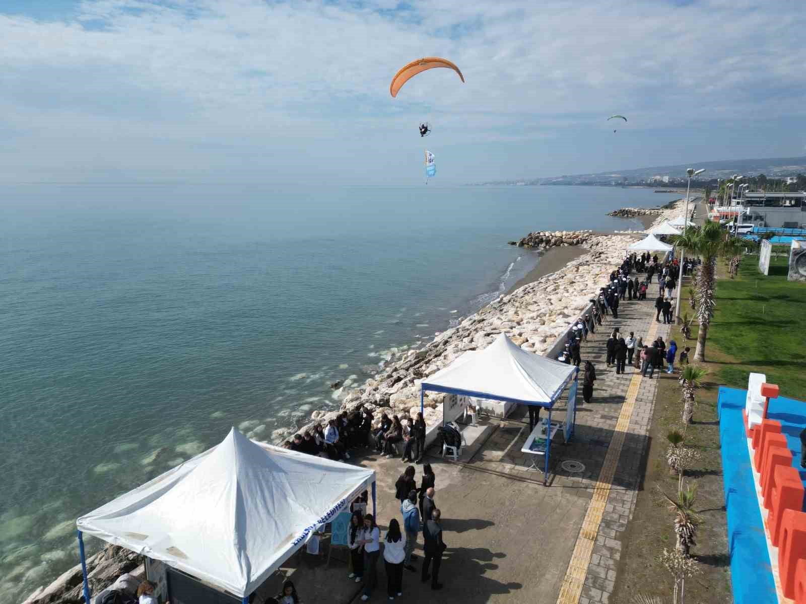 Denizden sahil güvenlik, havadan paramotorlar destek verdi, öğrenciler suyun önemine dikkat çekti
