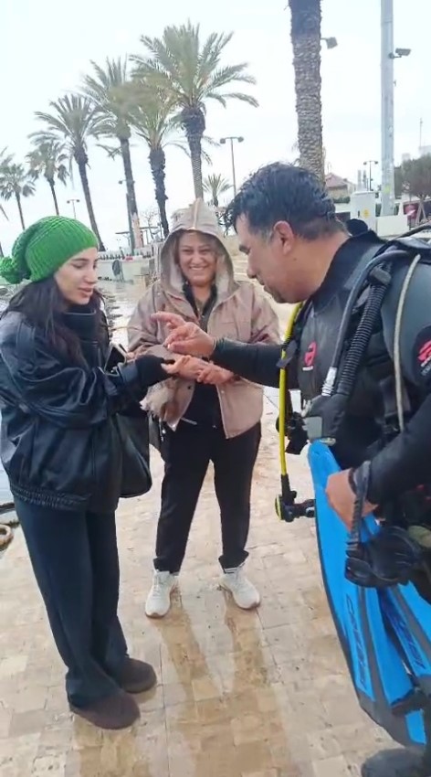 Denize düşen evlilik yüzüğünü dalgıçlar çıkardı
