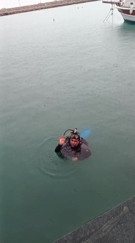 Denize düşen evlilik yüzüğünü dalgıçlar çıkardı
