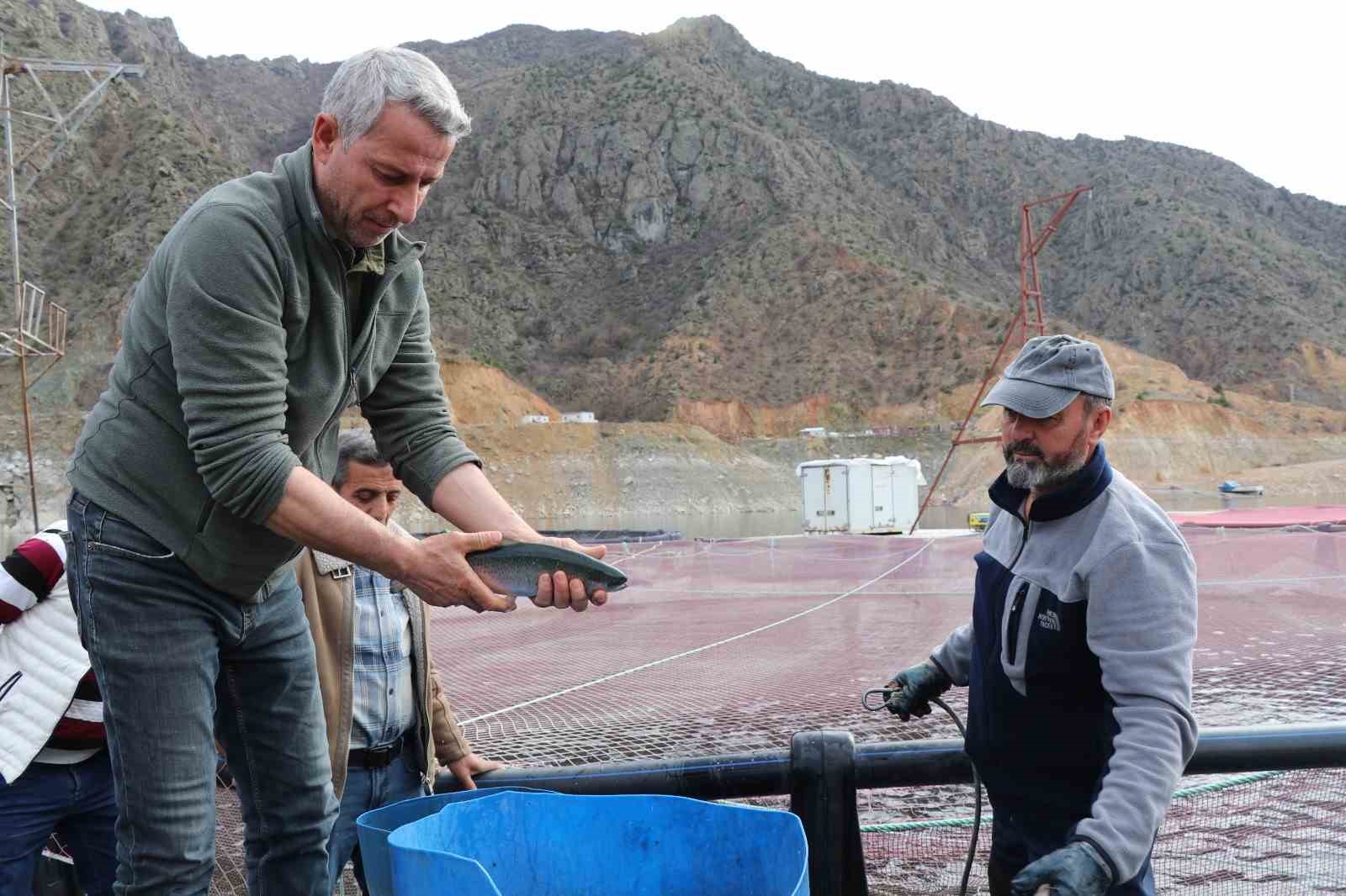 Denizi olmayan Erzurum’da yılda 300 tona yakın balık üretiyorlar
Denizi olmayan Erzurum’da yılda 300 tona yakın balık üretiyorlar