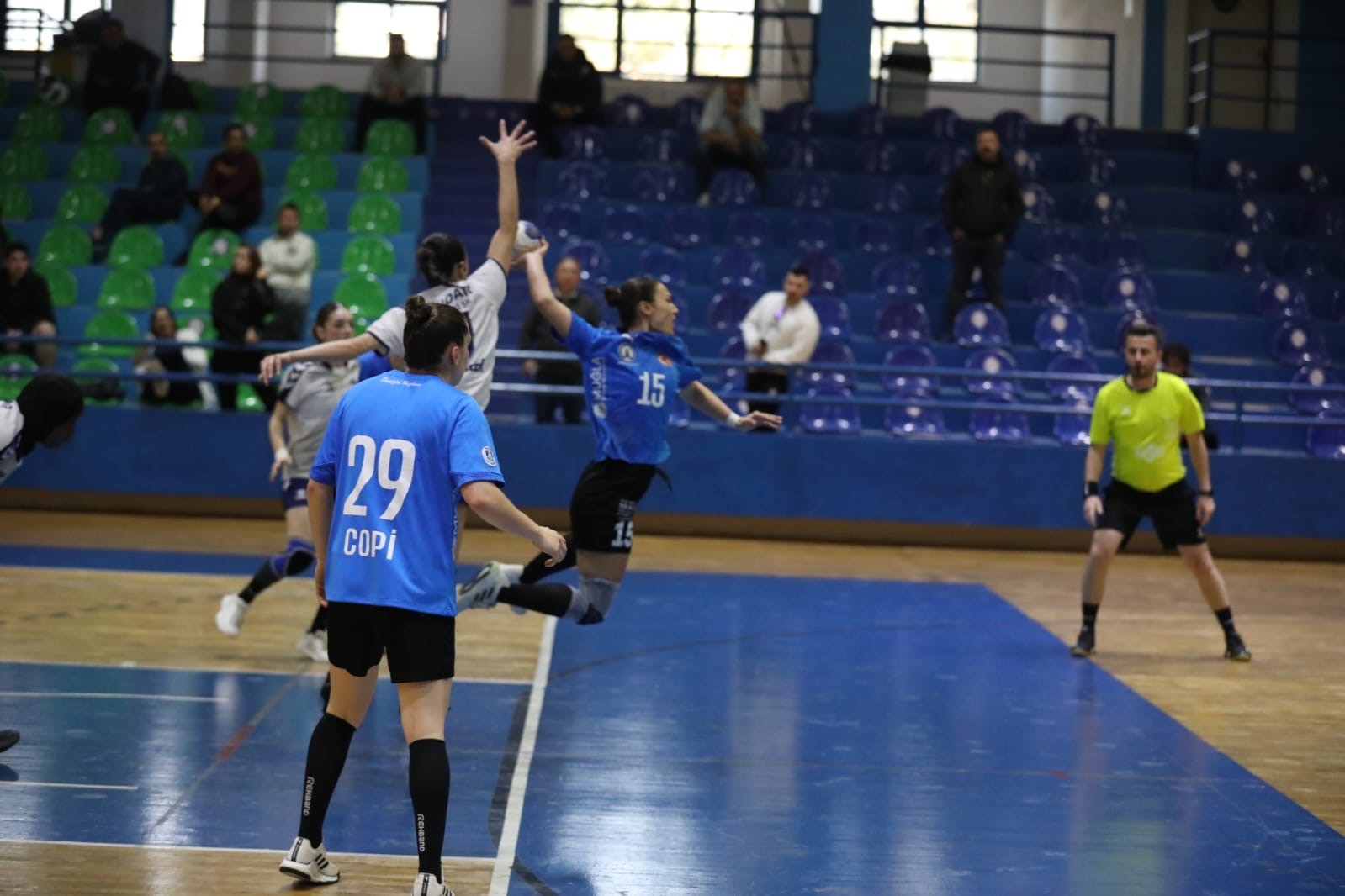 Denizin kızları nefes kesen maçta Üsküdar’ı devirdi
