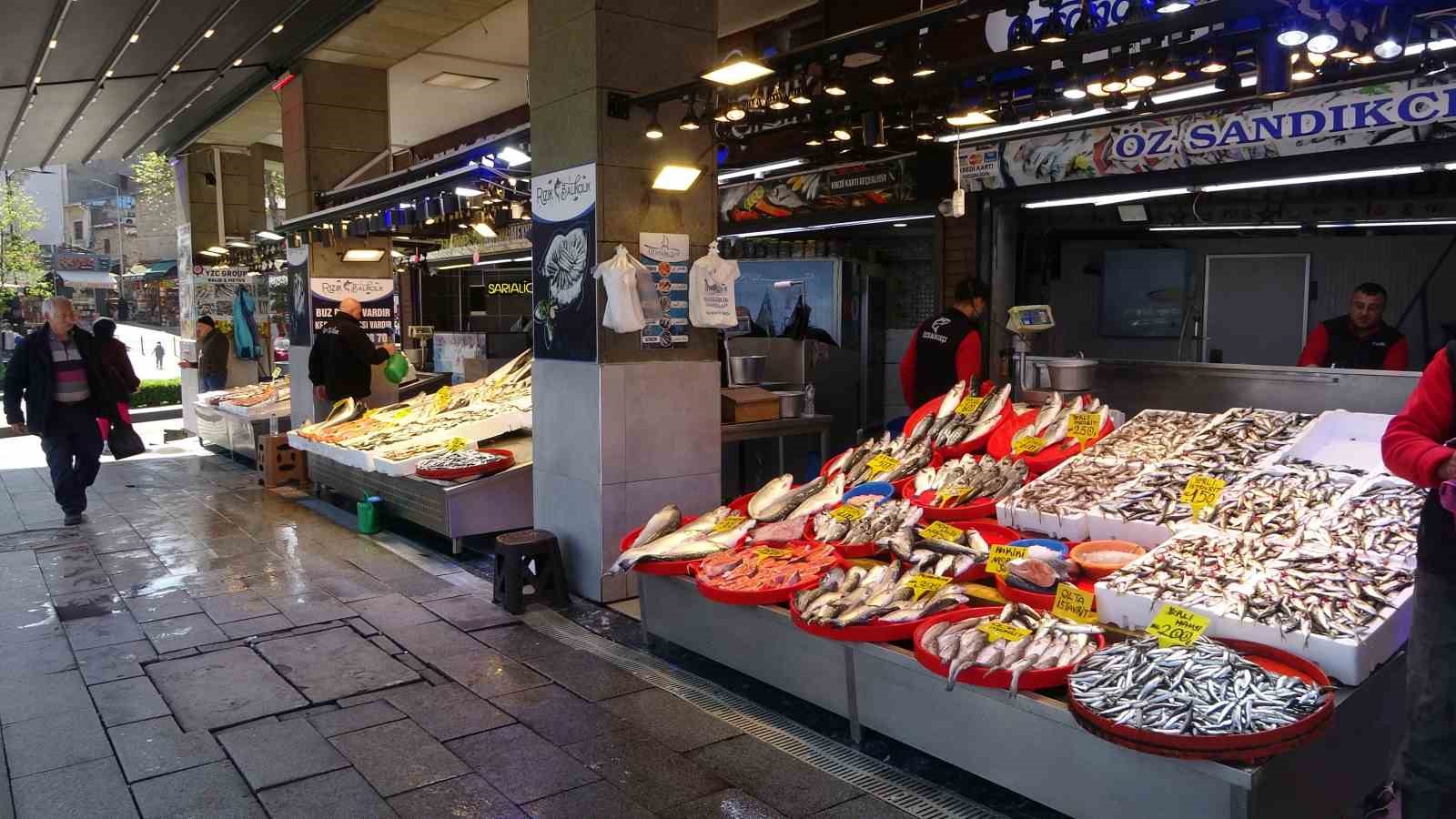 Denizlerde av yasağının başlamasının ardından tezgahlar kültür balıklarına kaldı
