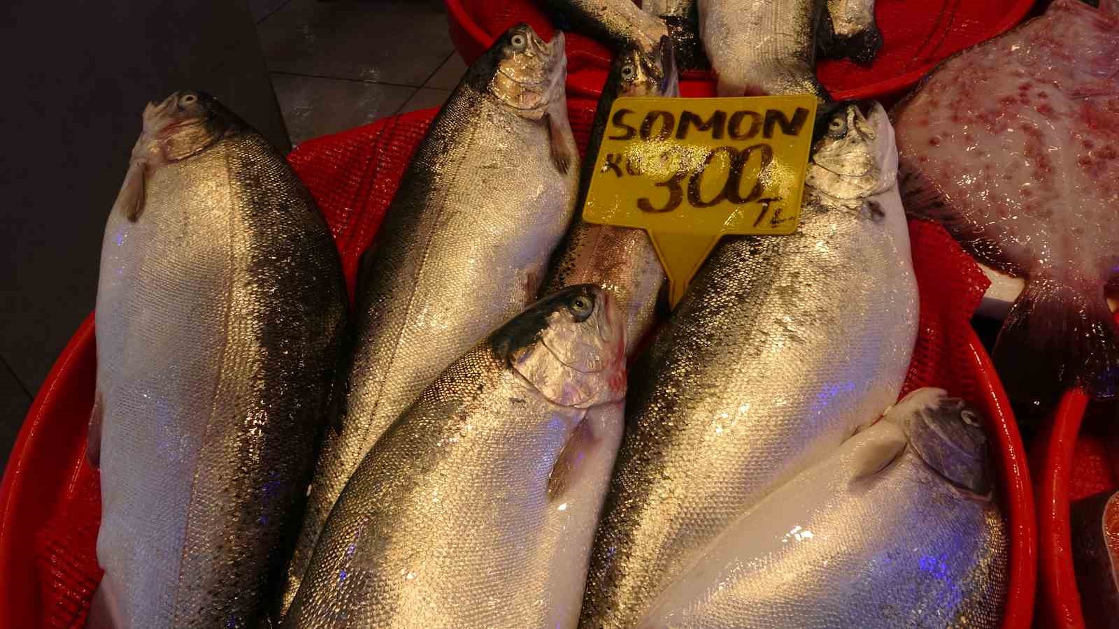 Denizlerde av yasağının başlamasının ardından tezgahlar kültür balıklarına kaldı
