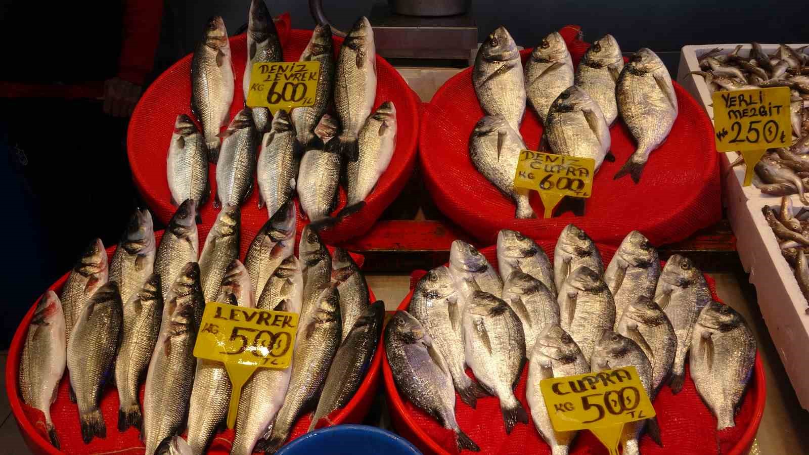 Denizlerde av yasağının başlamasının ardından tezgahlar kültür balıklarına kaldı
