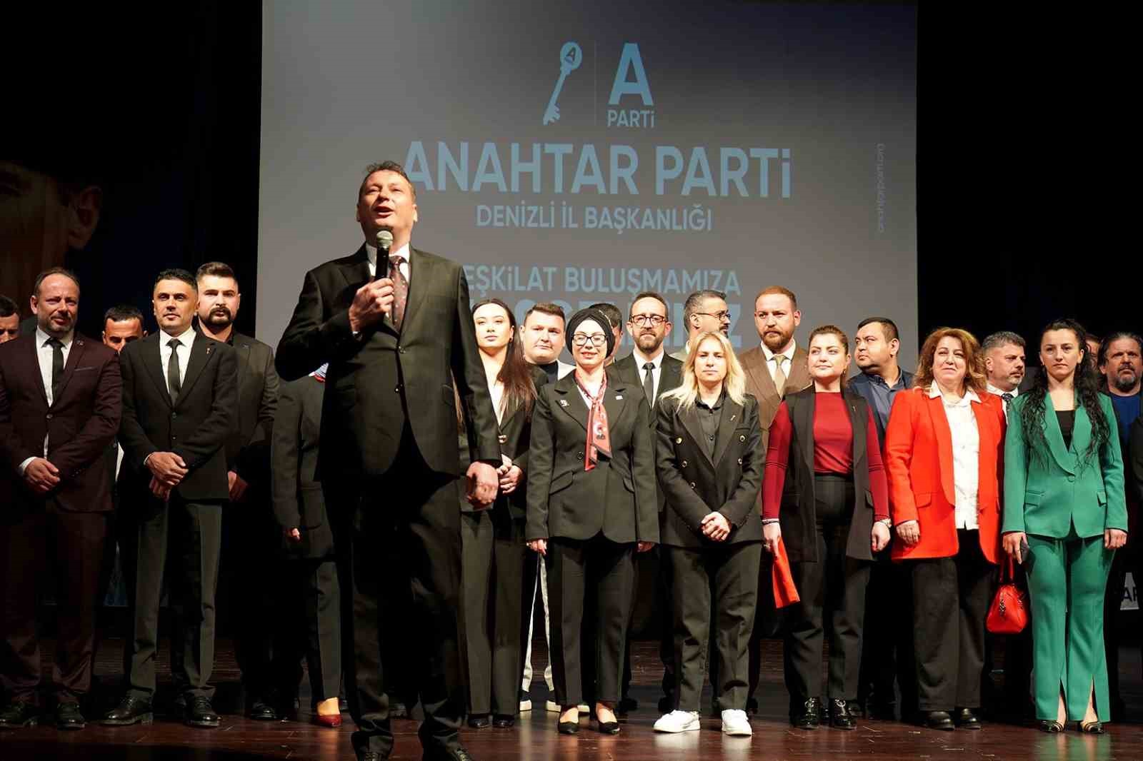 Denizli Anahtar Parti üyeleri düzenlenen törende bir araya geldi
Denizli Anahtar Parti üyeleri düzenlenen törende bir araya geldi