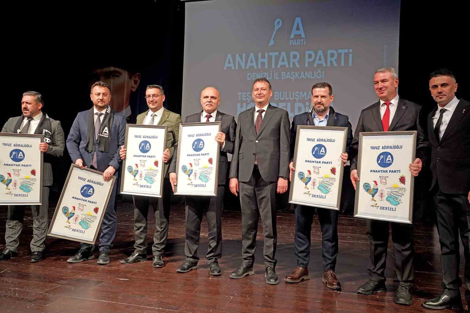 Denizli Anahtar Parti üyeleri düzenlenen törende bir araya geldi
Denizli Anahtar Parti üyeleri düzenlenen törende bir araya geldi