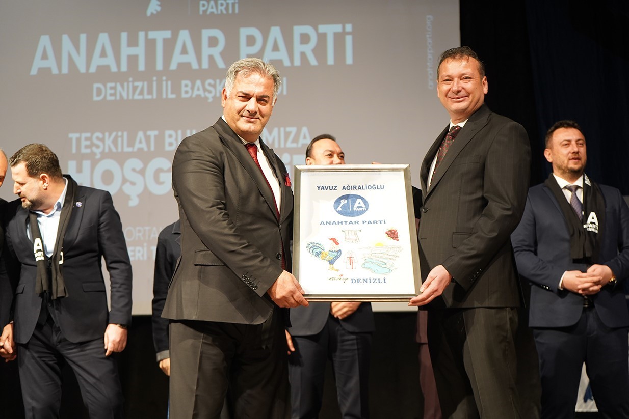 Denizli Anahtar Parti üyeleri düzenlenen törende bir araya geldi
Denizli Anahtar Parti üyeleri düzenlenen törende bir araya geldi