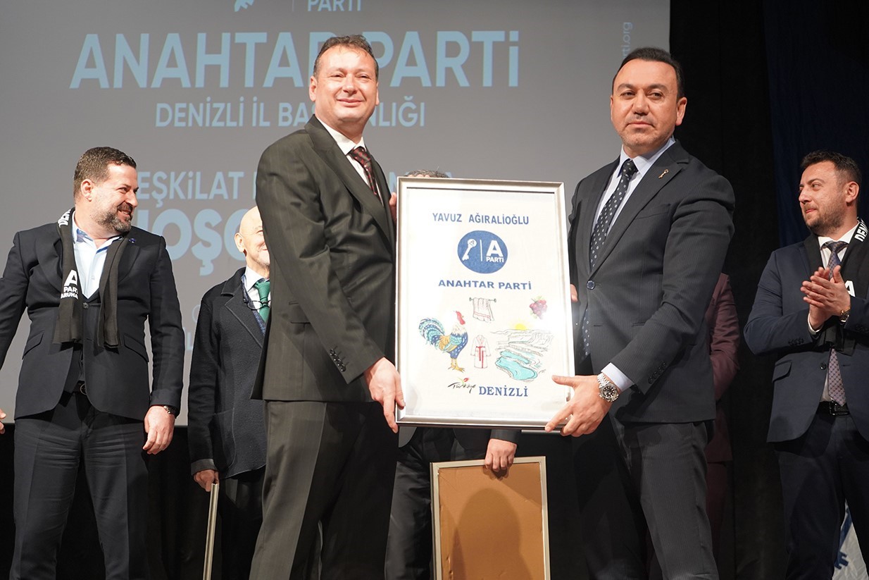 Denizli Anahtar Parti üyeleri düzenlenen törende bir araya geldi
Denizli Anahtar Parti üyeleri düzenlenen törende bir araya geldi