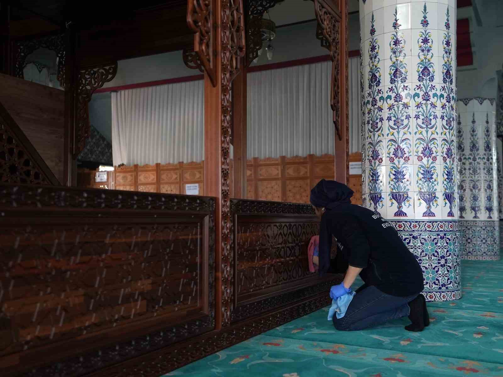 Denizli Büyükşehir Belediyesi Ramazan ayı öncesi camilerde temizlik seferberliği başlattı
