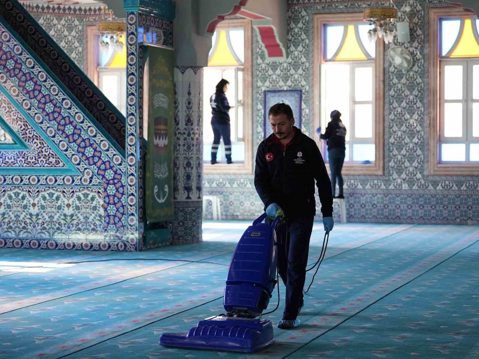 Denizli Büyükşehir Belediyesi Ramazan ayı öncesi camilerde temizlik seferberliği başlattı
