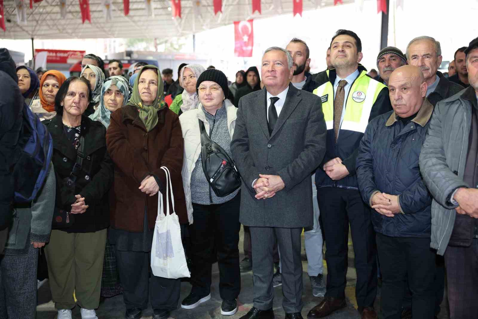 Denizli  Büyükşehir ve Honaz Belediyesi üreticiye destek amacıyla zeytin ve meyve fidanı dağıttı
