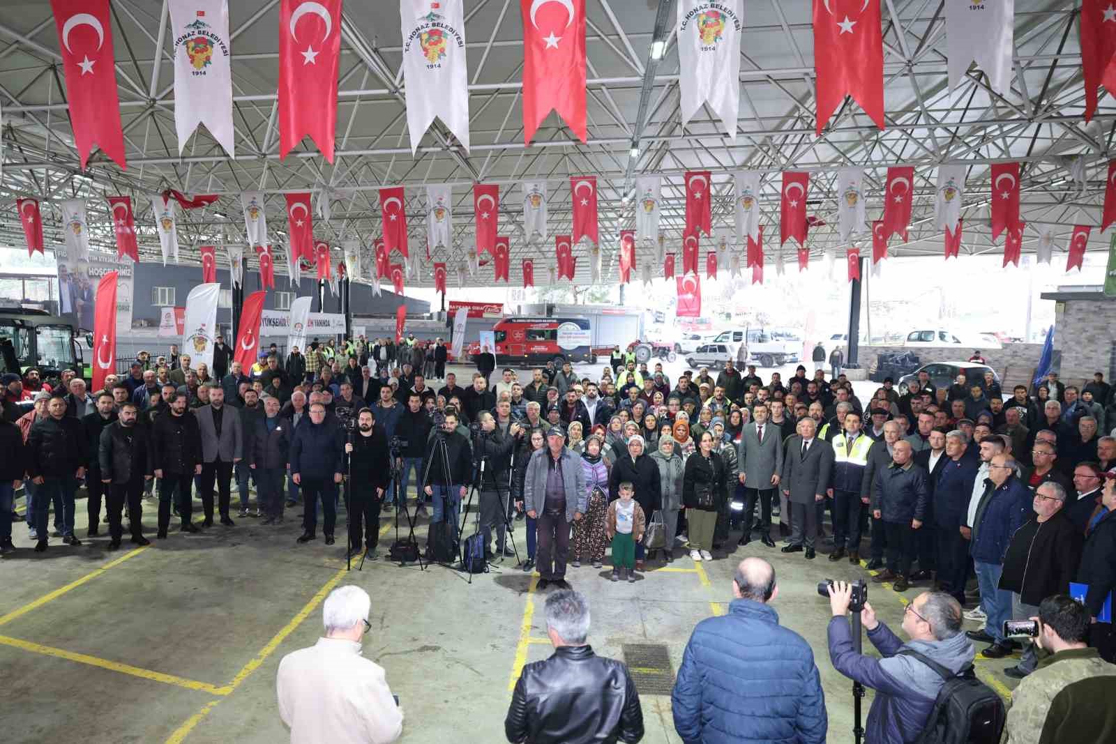 Denizli  Büyükşehir ve Honaz Belediyesi üreticiye destek amacıyla zeytin ve meyve fidanı dağıttı
