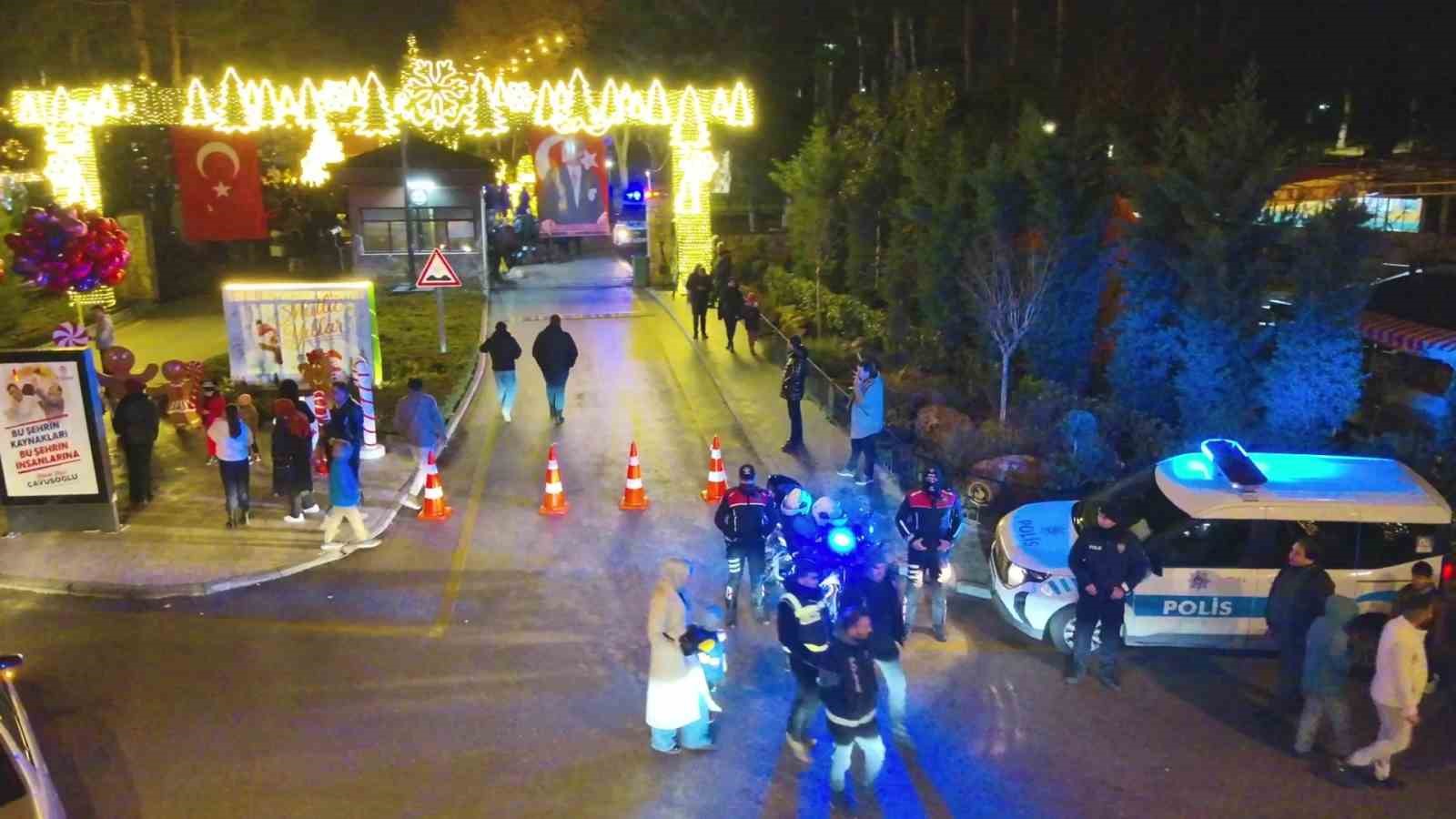 Denizli Emniyet Müdürlüğü yılbaşı gecesi 4 bin şahsı 3 bin aracı kontrol etti
