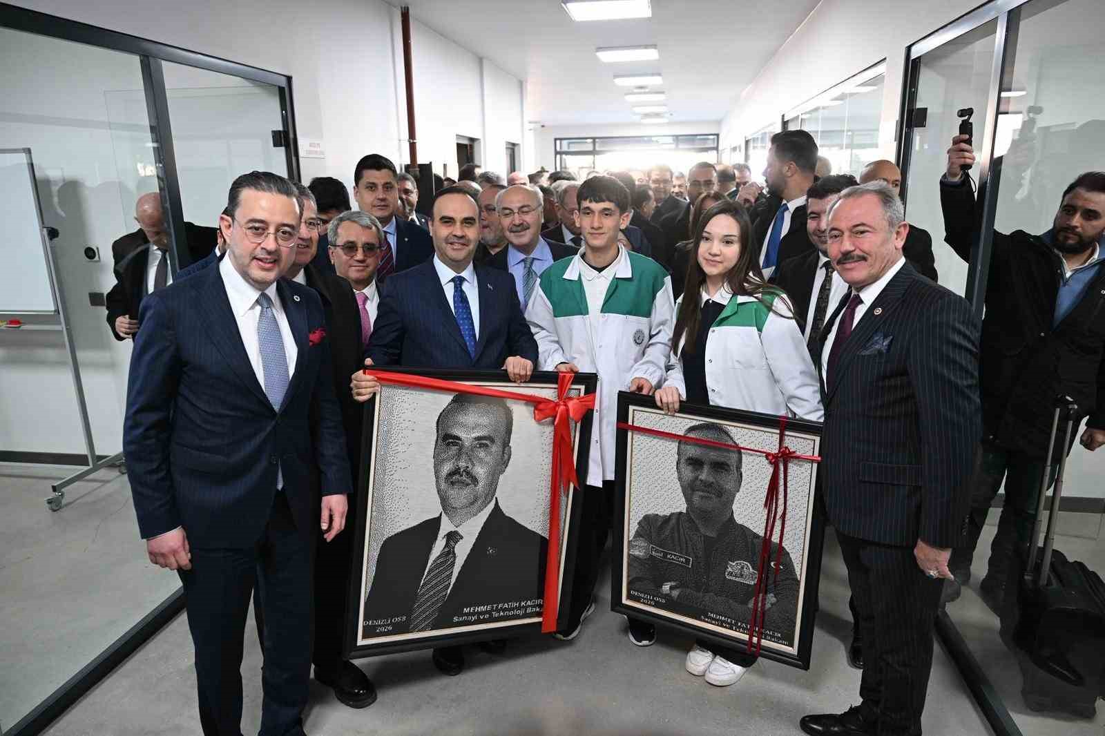 Denizli Model Fabrikayı açan Bakan Kacır, DOSTEM öğrencileriyle bir araya geldi
Denizli Model Fabrikayı açan Bakan Kacır, DOSTEM öğrencileriyle bir araya geldi