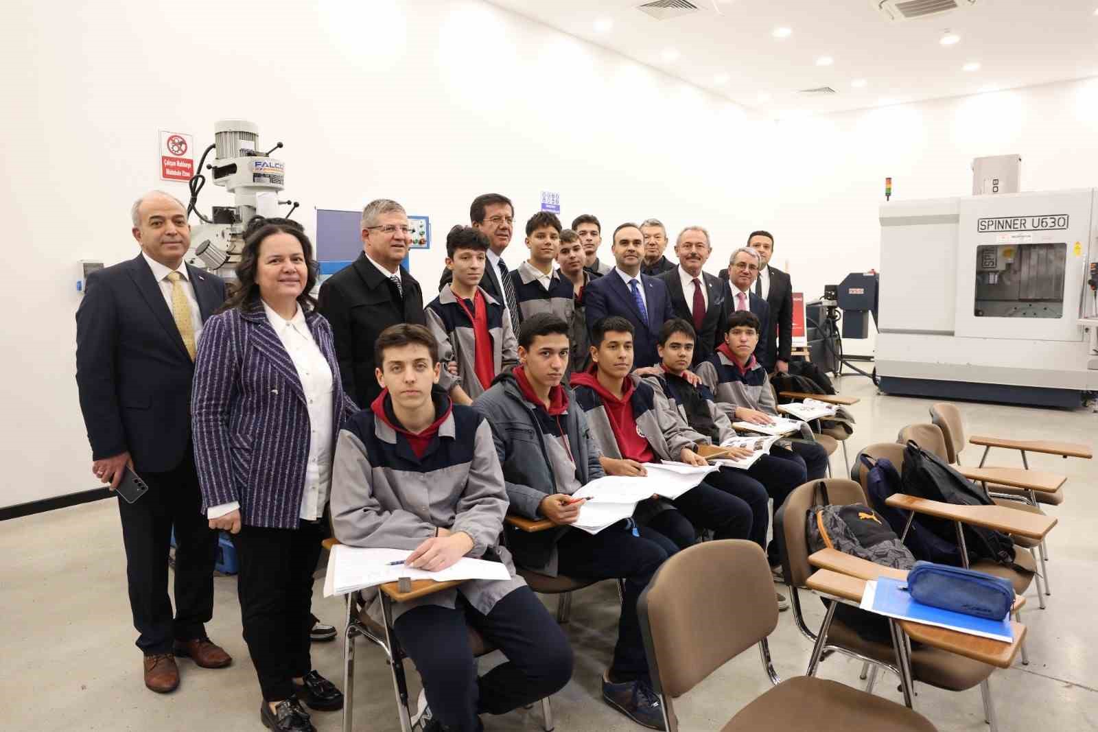 Denizli Model Fabrikayı açan Bakan Kacır, DOSTEM öğrencileriyle bir araya geldi
Denizli Model Fabrikayı açan Bakan Kacır, DOSTEM öğrencileriyle bir araya geldi