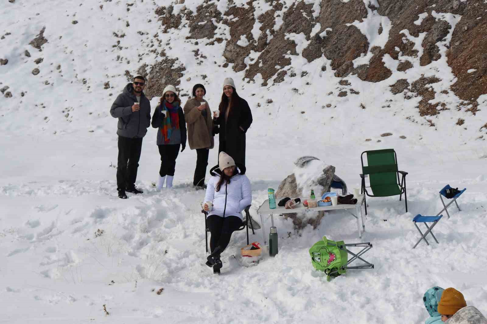 Denizli Nikfer Kayak Merkezi’nde yoğunluk erken başladı
