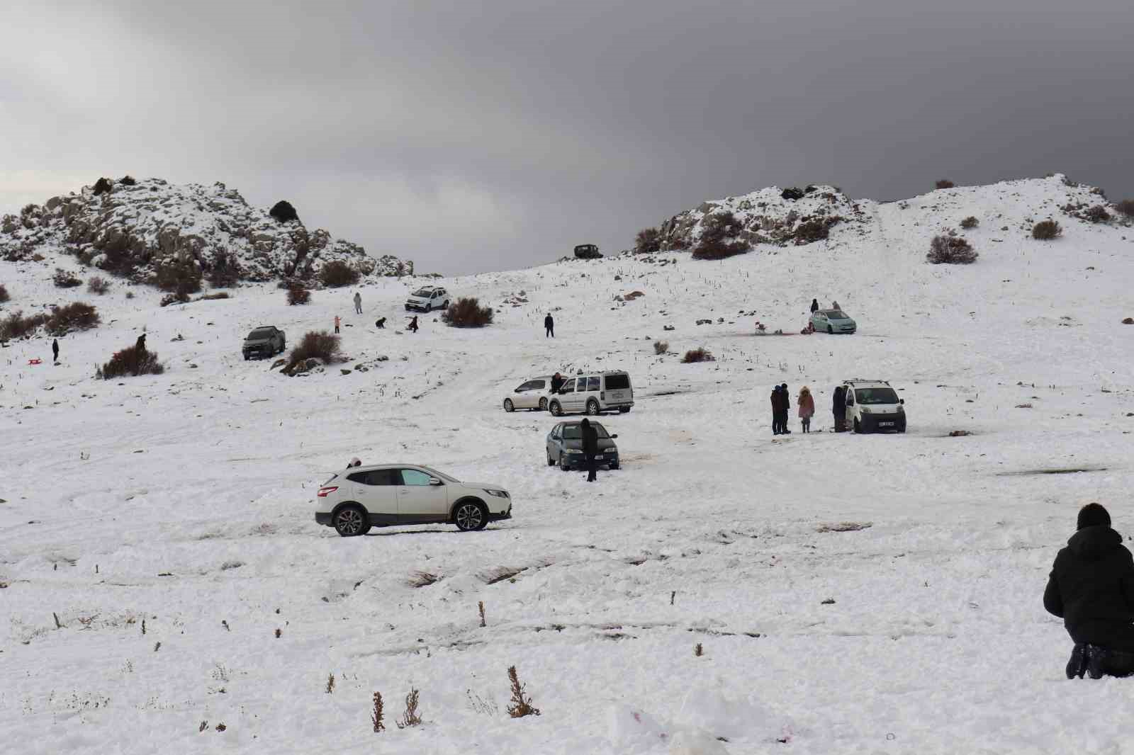 Denizli Nikfer Kayak Merkezi’nde yoğunluk erken başladı
