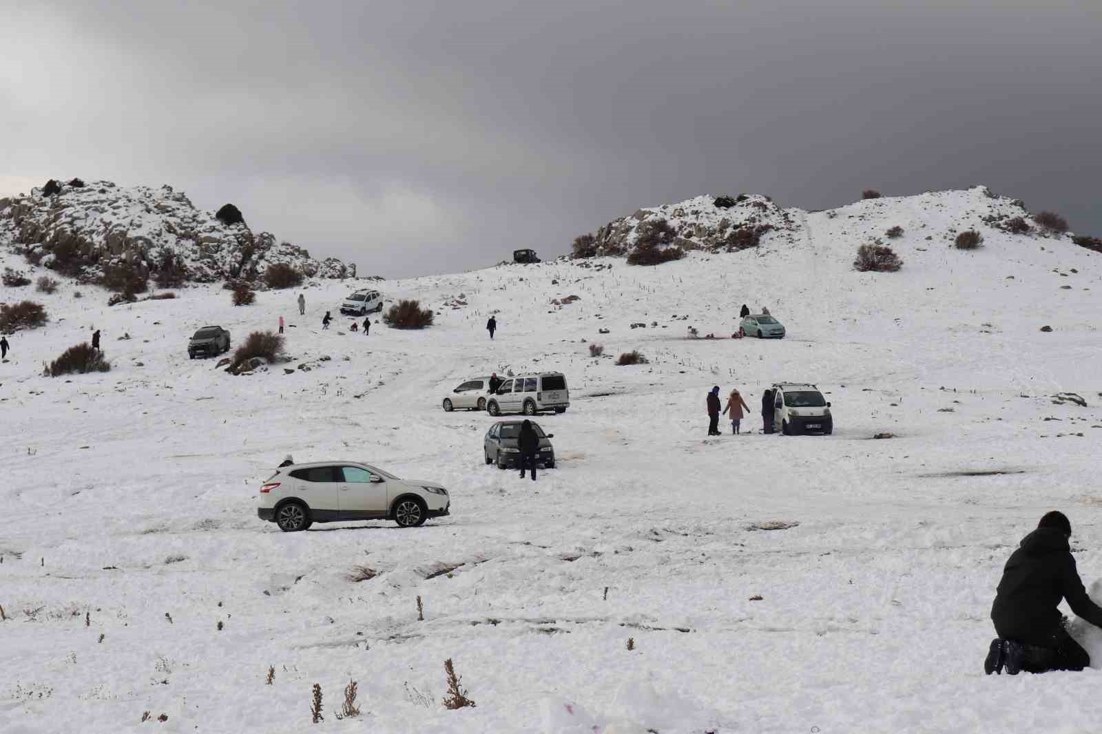 Denizli Nikfer Kayak Merkezi’nde yoğunluk erken başladı

