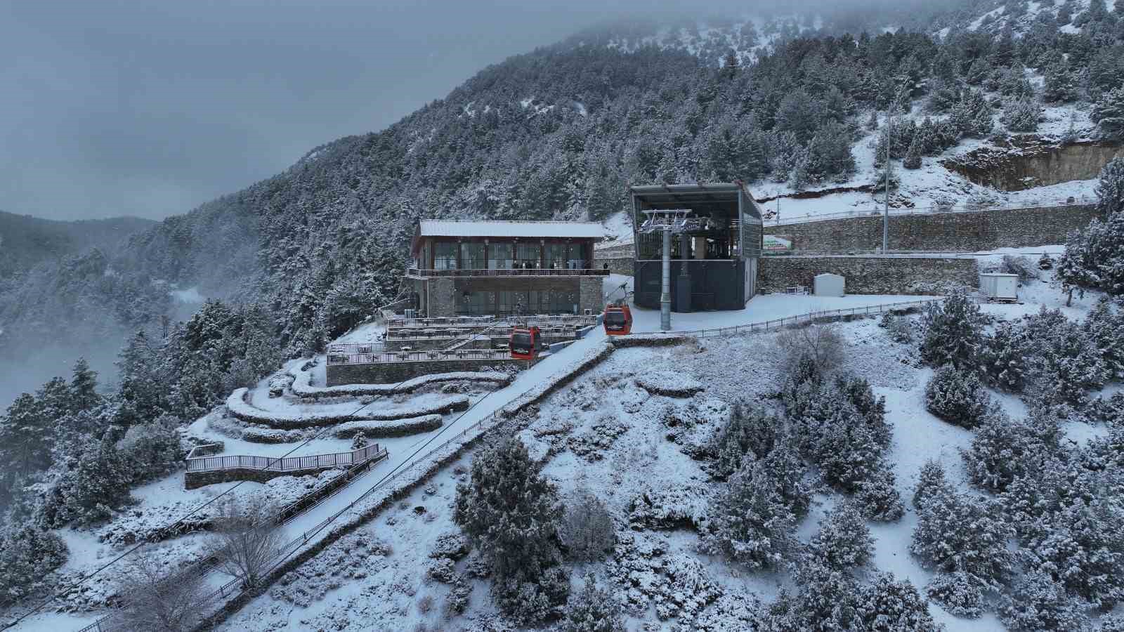 Denizli teleferikte yeni dönem kar manzarasıyla başlıyor
