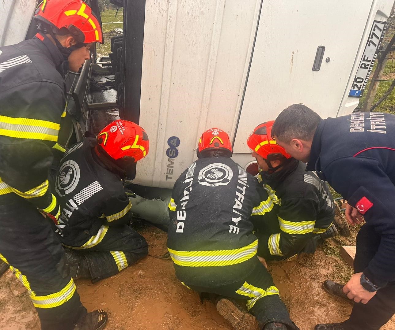 Denizli Valiliği memurları taşıyan servis kazasına ilişkin açıklama yaptı
