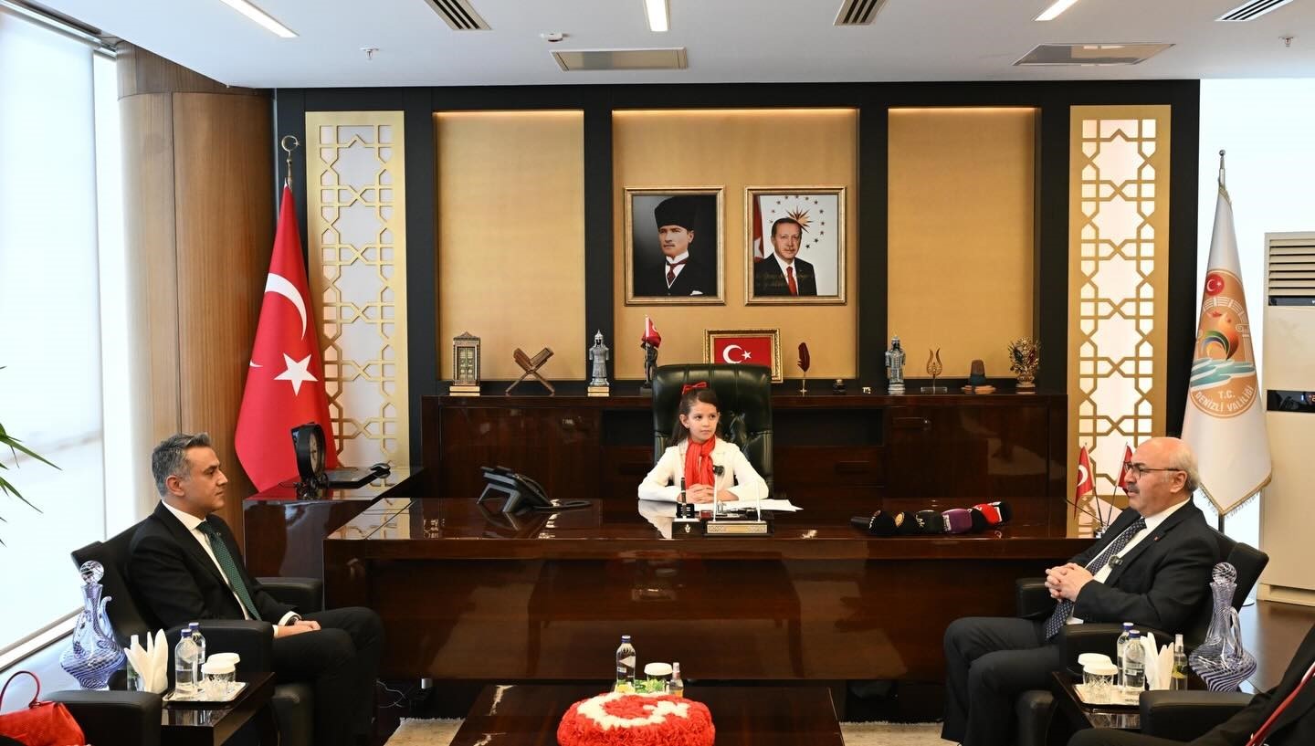Denizli Valisi Köşger, makam koltuğunu minik İpek’e devretti
