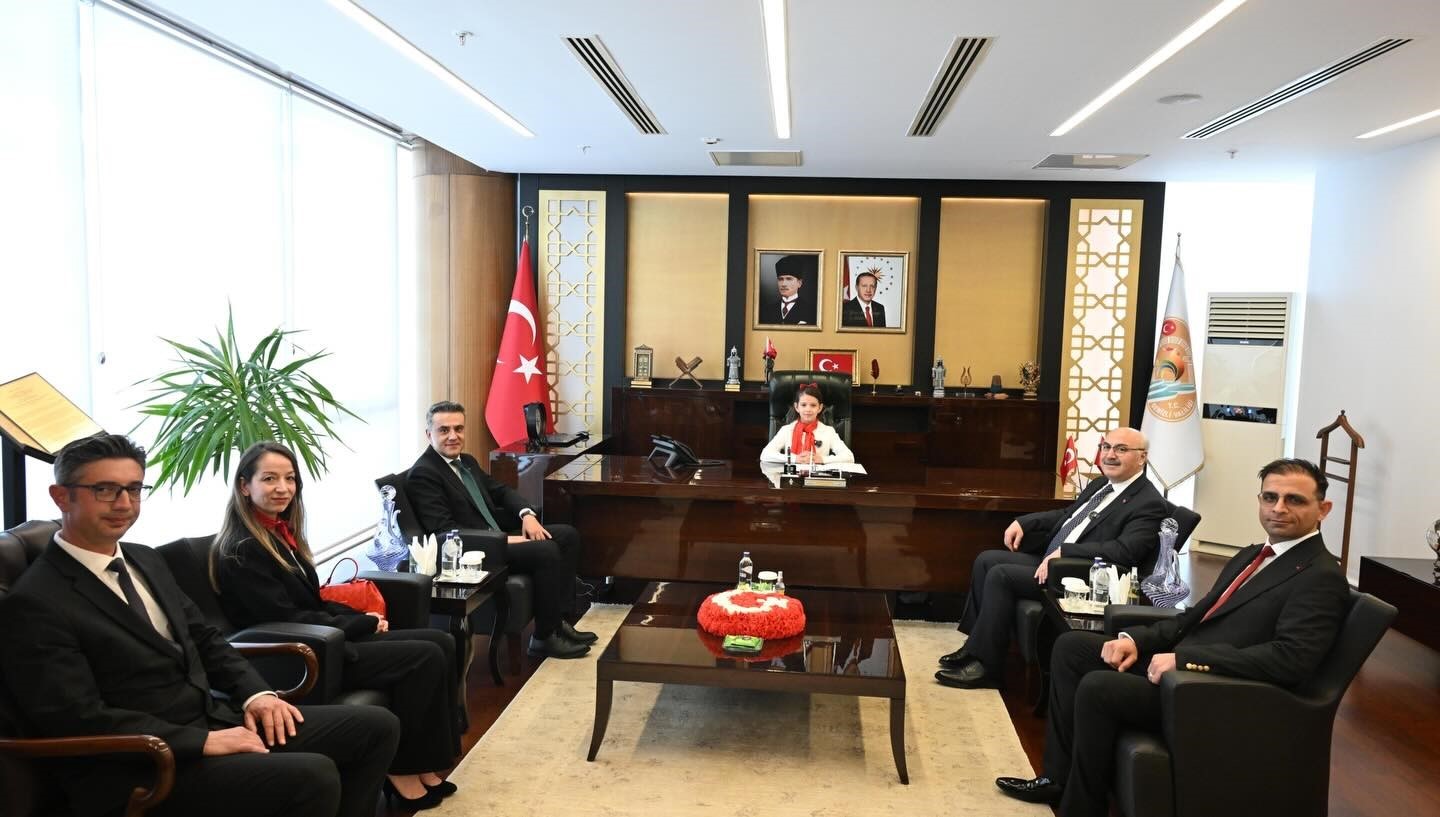 Denizli Valisi Köşger, makam koltuğunu minik İpek’e devretti
