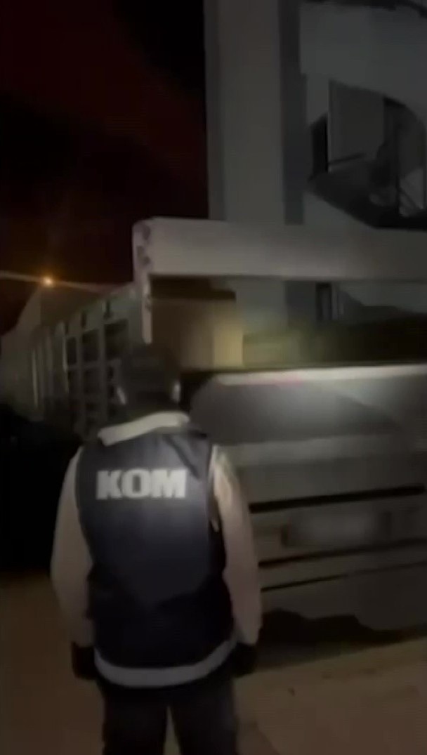 Denizli’de 30 milyon liralık sarma sigara tırın dorsesinden çıktı
