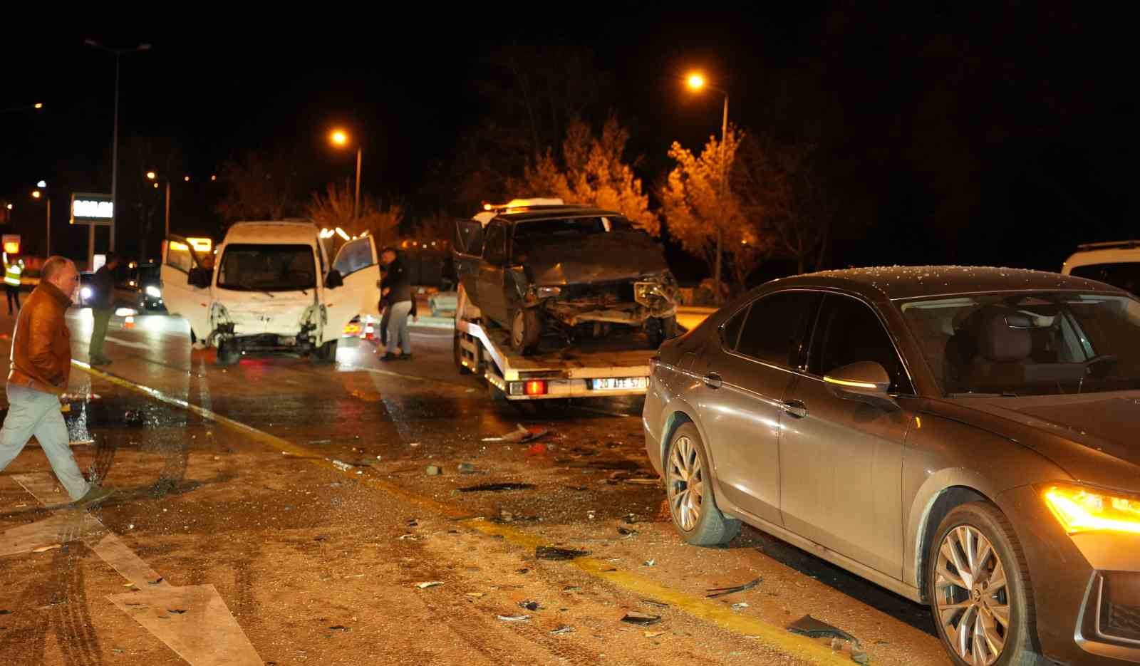 Denizli’de 5 araçlı zincirleme trafik kazasında yaralanan sürücü kurtarılmadı
