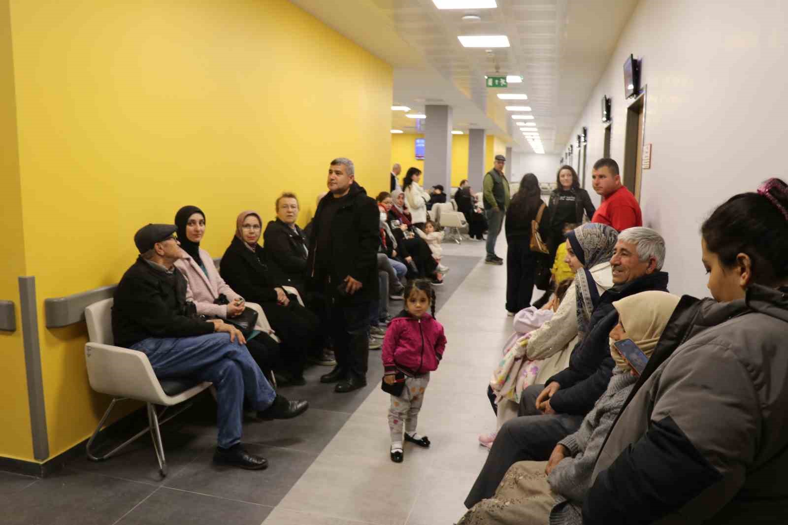 Denizli’de 500 yataklı Acil Durum Hastanesi hizmete girdi
Denizli’de 500 yataklı Acil Durum Hastanesi hizmete girdi