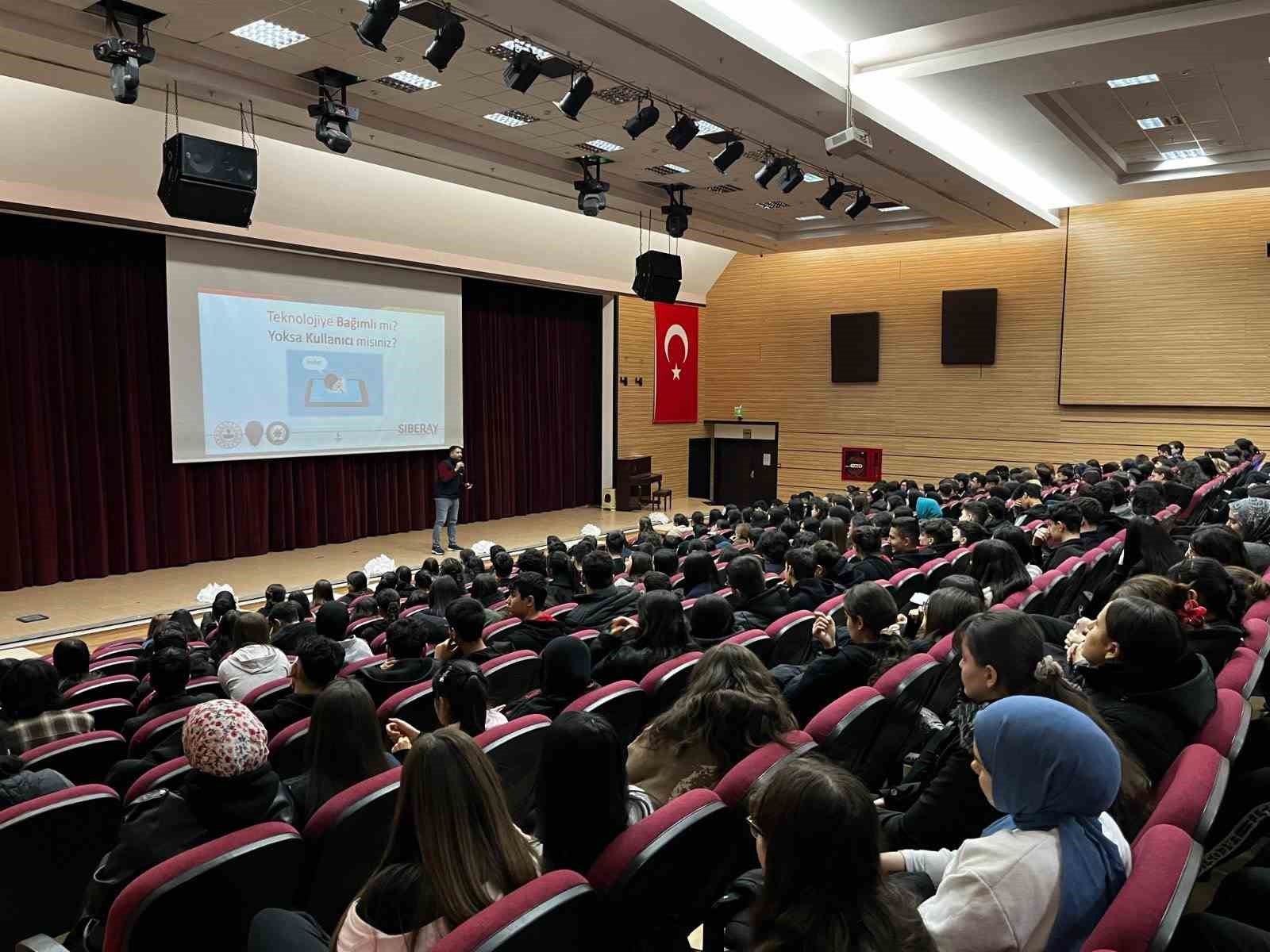 Denizli’de 890 öğrenci ve öğretmene siber güvenlik eğitimi verildi
