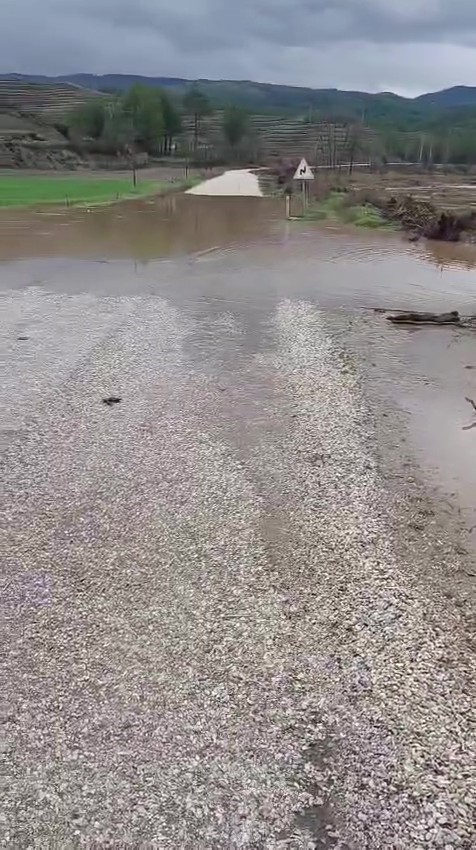 Denizli’de Akçay Deresi taştı, yol trafiğe kapandı
