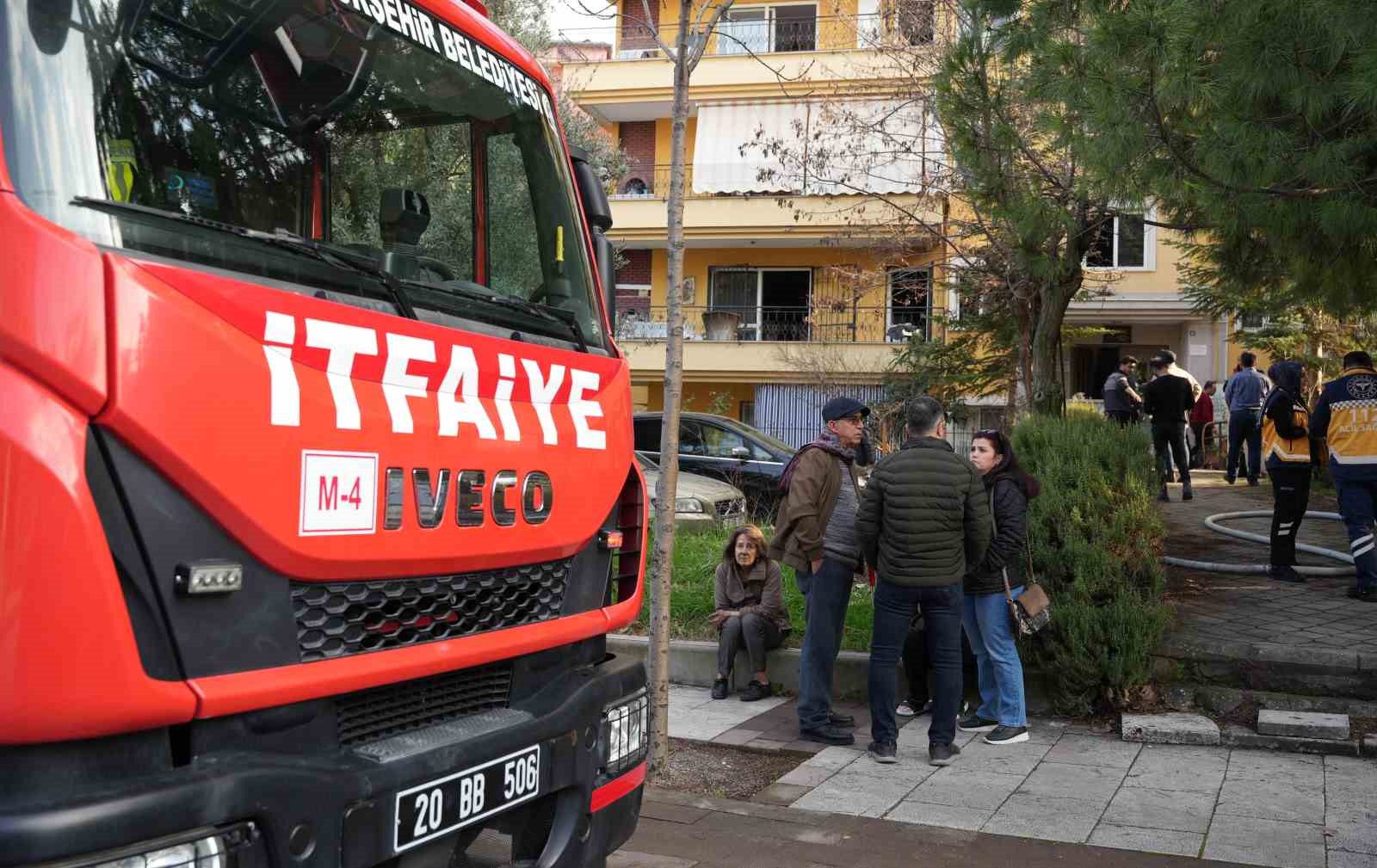 Denizli’de apartman dairesindeki yangın korkuttu
