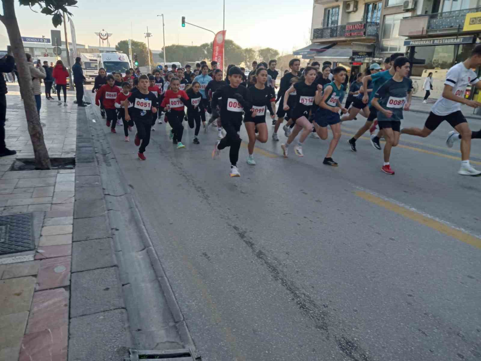 Denizli’de Atatürk Yol Koşusu çekişmeye sahne oldu
