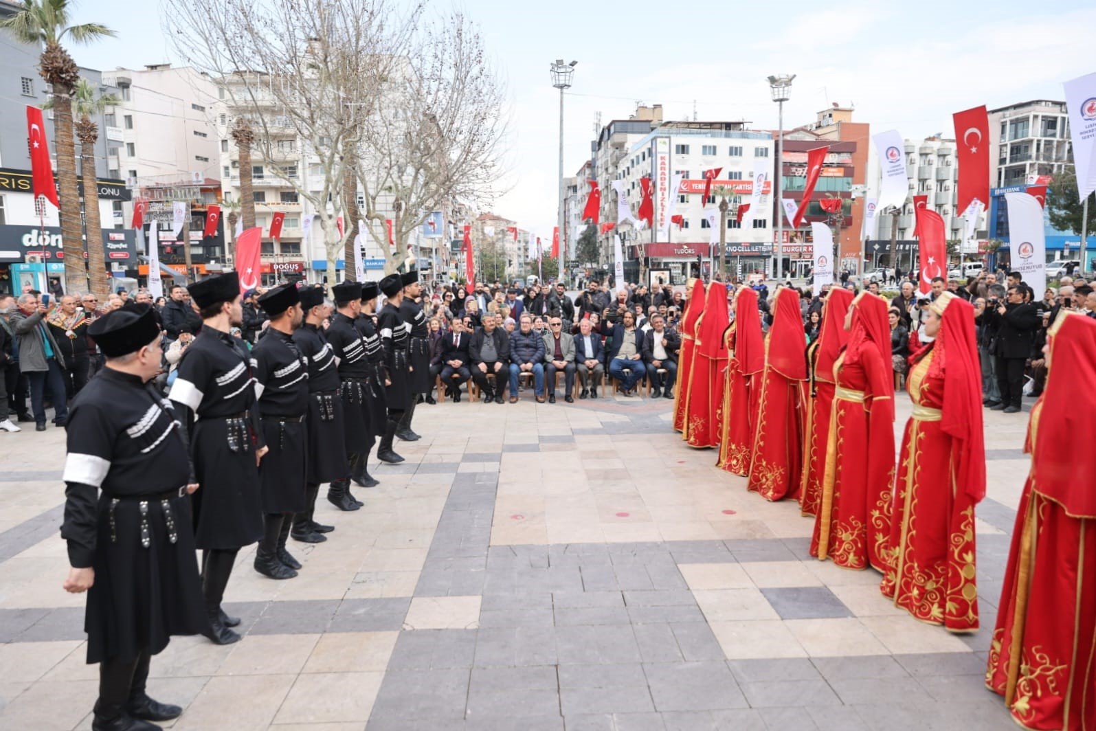 Denizli’de bahara görkemli karşılama
