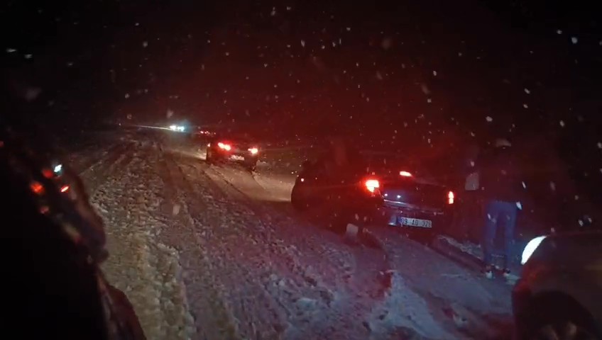 Denizli’de baharda yağan lapa lapa kar araçları yolda bıraktı
