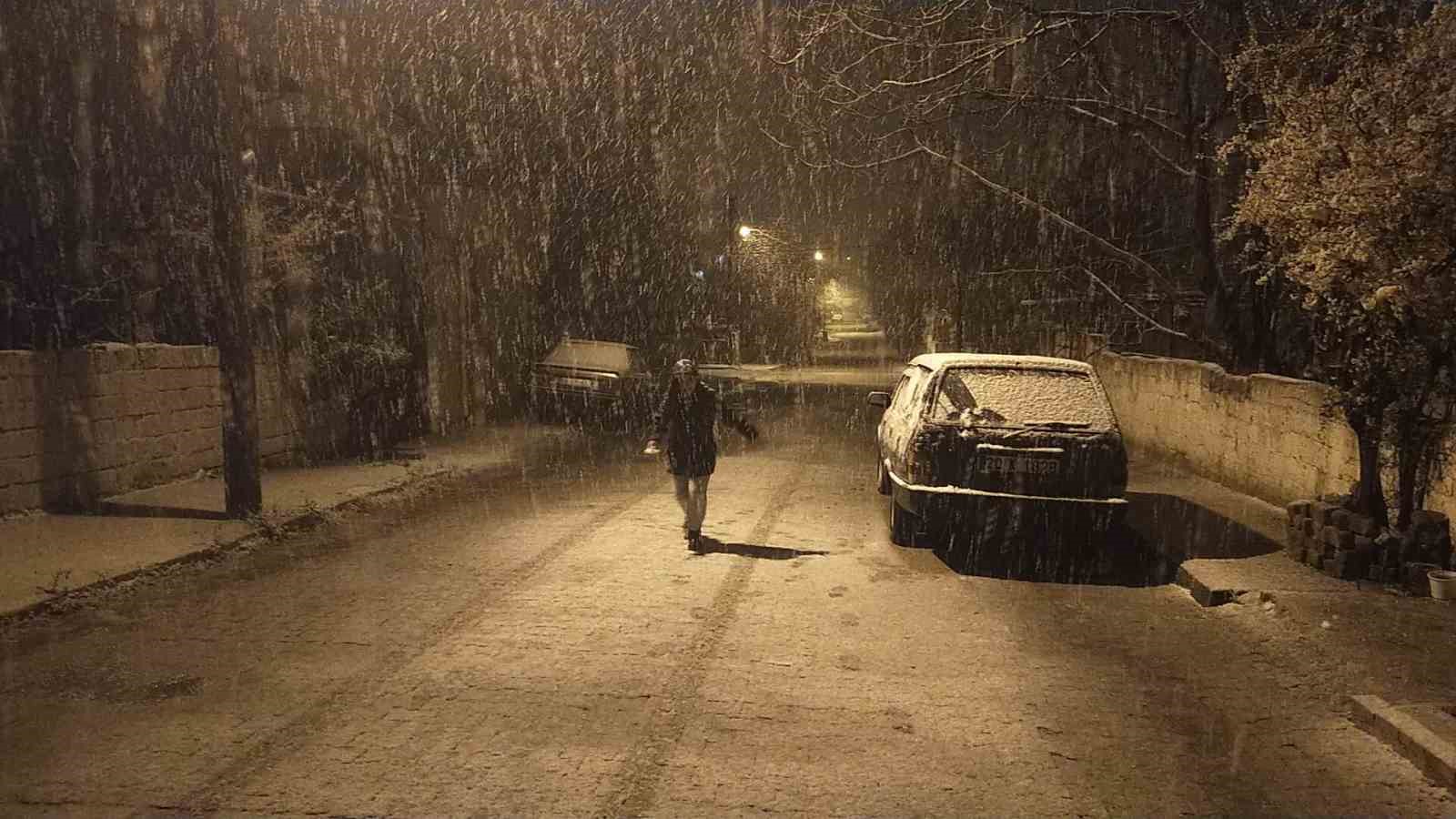 Denizli’de baharda yağan lapa lapa kar araçları yolda bıraktı
