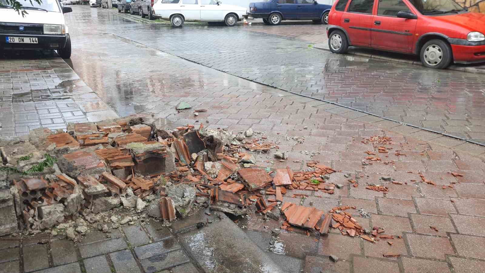 Denizli’de  çatılar uçtu, ağaçlar araçların üzerine devrildi, insanlar yürüyemedi
