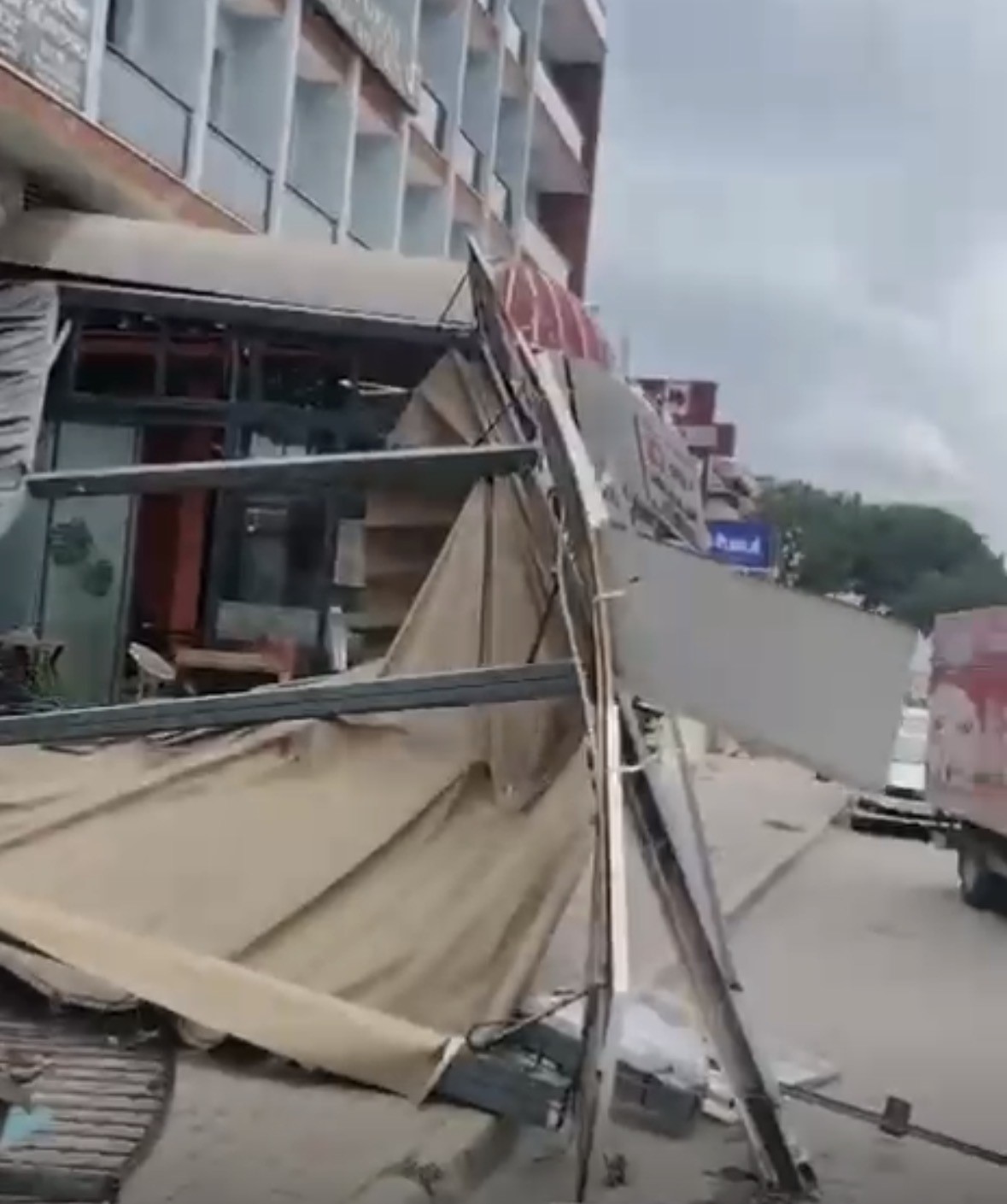 Denizli’de  çatılar uçtu, ağaçlar araçların üzerine devrildi, insanlar yürüyemedi
