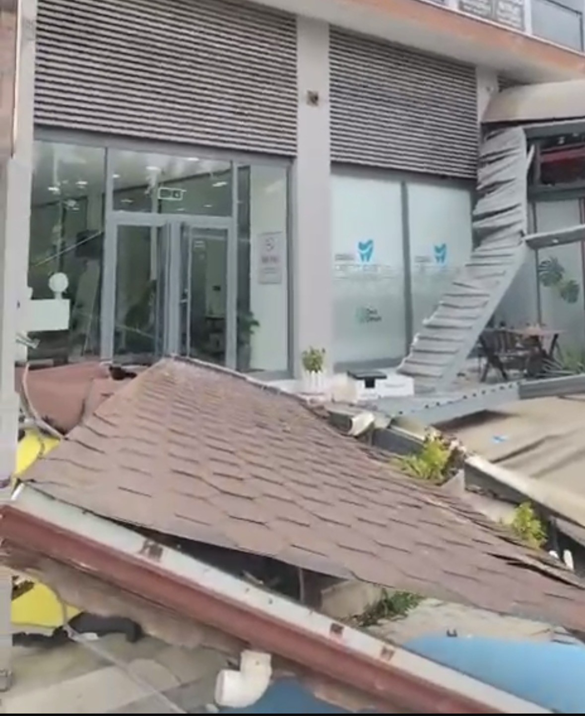 Denizli’de  çatılar uçtu, ağaçlar araçların üzerine devrildi, insanlar yürüyemedi
