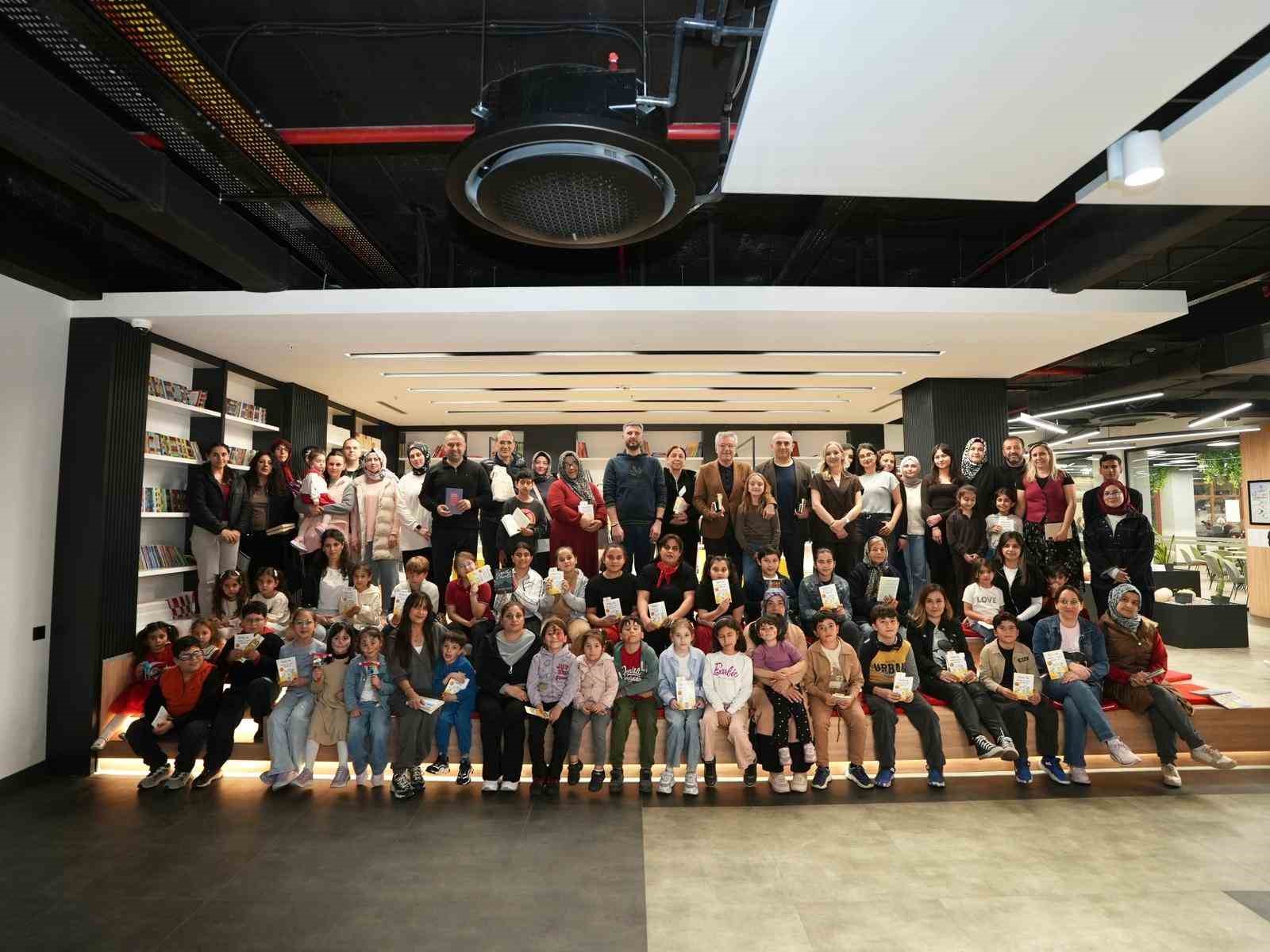 Denizli’de çocuklar "Telefonu Bırak, Kitaba Sarıl" çağrısına kulak veriyor
