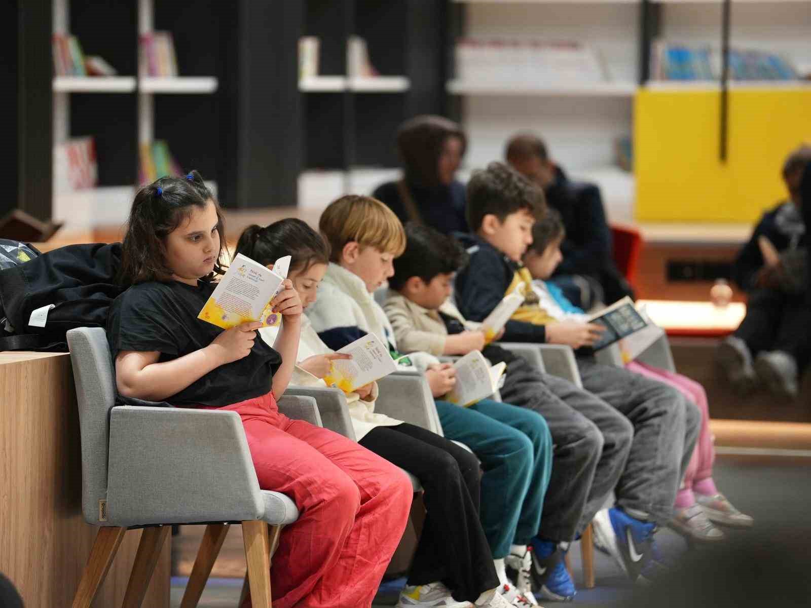 Denizli’de çocuklar "Telefonu Bırak, Kitaba Sarıl" çağrısına kulak veriyor
