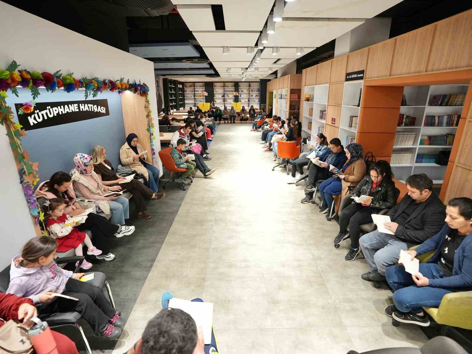 Denizli’de çocuklar "Telefonu Bırak, Kitaba Sarıl" çağrısına kulak veriyor
