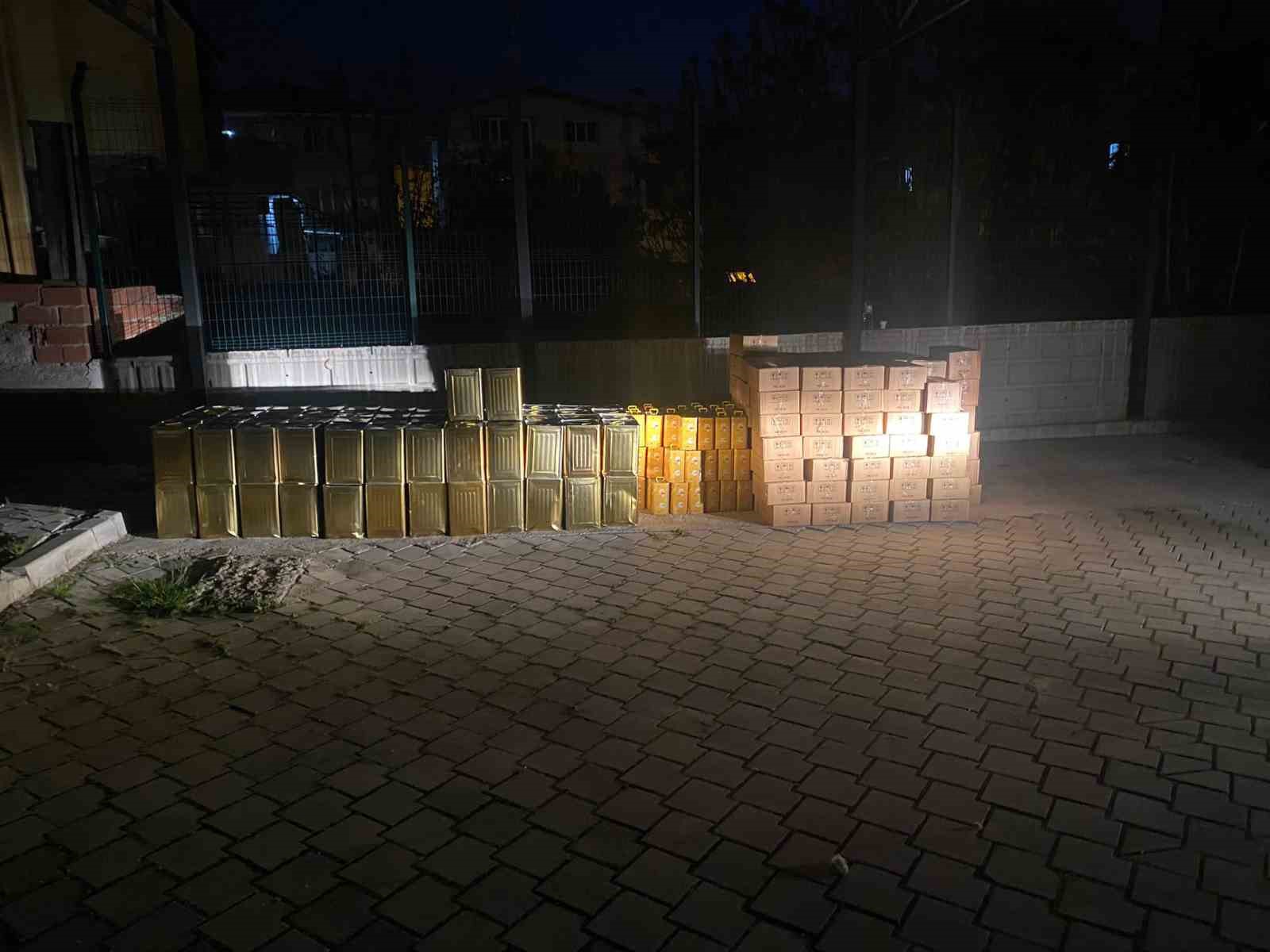 Denizli’de düzenlenen sahte bal operasyonunda 4 tonun üzerinde ürün ele geçirildi
Denizli’de düzenlenen sahte bal operasyonunda 4 tonun üzerinde ürün ele geçirildi