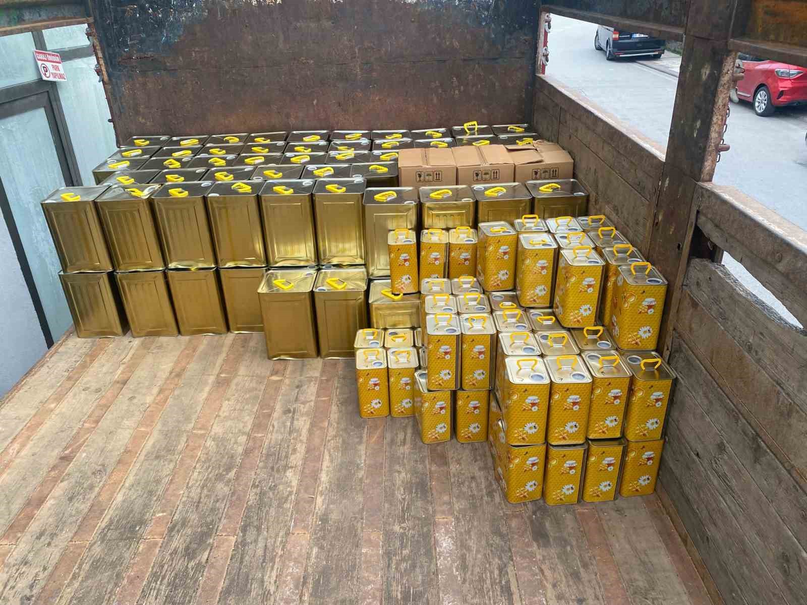 Denizli’de düzenlenen sahte bal operasyonunda 4 tonun üzerinde ürün ele geçirildi
Denizli’de düzenlenen sahte bal operasyonunda 4 tonun üzerinde ürün ele geçirildi